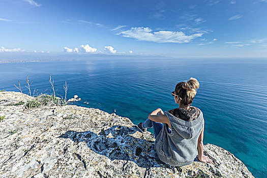 后视图,美女,坐,悬崖,向外看,风景,海洋,萨丁尼亚,意大利
