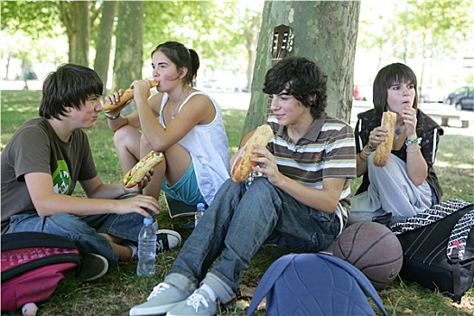 年轻,男孩,女孩,坐,草,吃饭,三明治