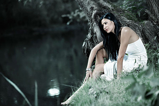 年轻,女人,白色,连衣裙,坐,湖,围绕,树