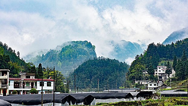 雨后山村美景如画