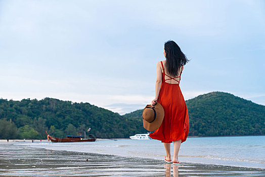 海边快乐的年轻女性