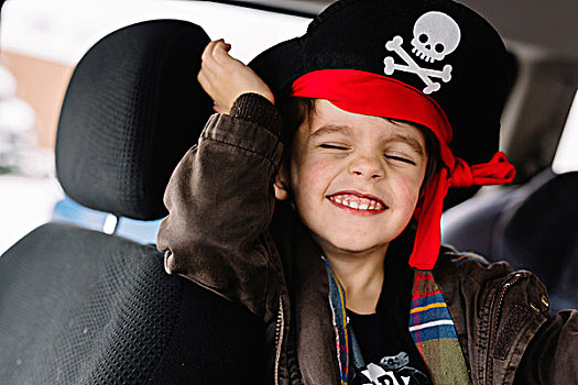 微笑,男孩,戴着,海盗,帽子,坐,汽车
