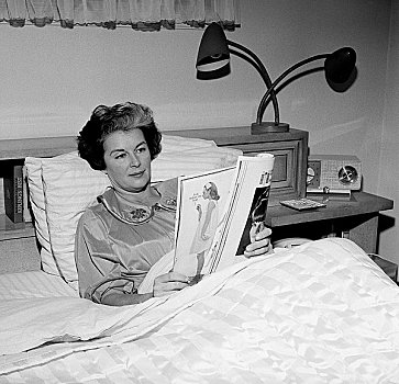 成年,女人,坐,床上,读,杂志