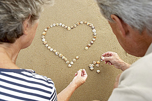 海滩,老年,夫妻,相爱,特写,贻贝,心形,室外,一起,高兴,沙子,养老金,退休,人,两个,老,老人,情侣,一对,退休老人,岁月,形状,放,爱情象征