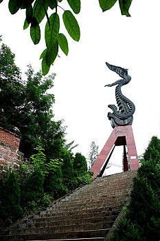 重庆市开县盛山公园的铜质金凤凰雕塑