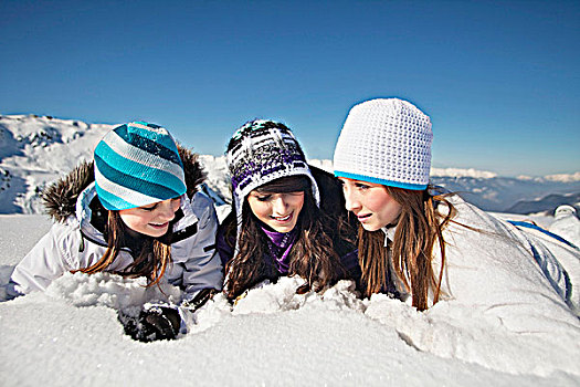 三个,女青年,滑雪,衣服,卧,雪中