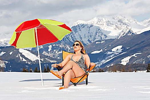 女人,坐,折叠,椅子,泳衣,冬天,风景,艾森埃尔茨,施蒂里亚,奥地利,欧洲