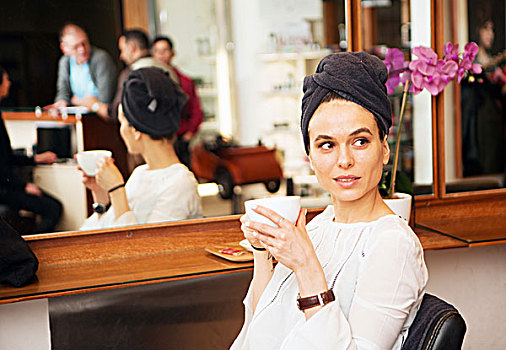 女性,顾客,毛巾,头发,咖啡杯,美发沙龙