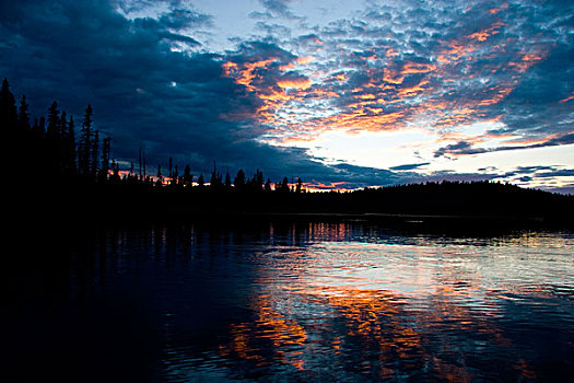日落,反射,云,小,湖,中心,艾伯塔省,加拿大