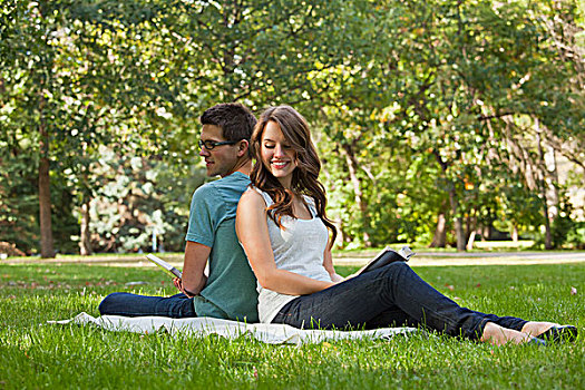新婚夫妇,读,一起,公园,艾伯塔省,加拿大