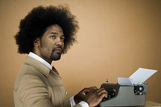男人,非洲式发型,打字,打字机