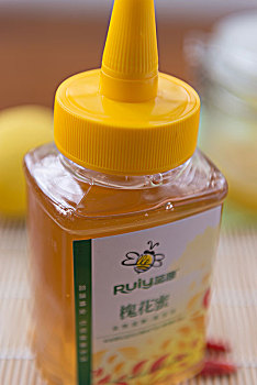 一瓶槐花蜂蜜