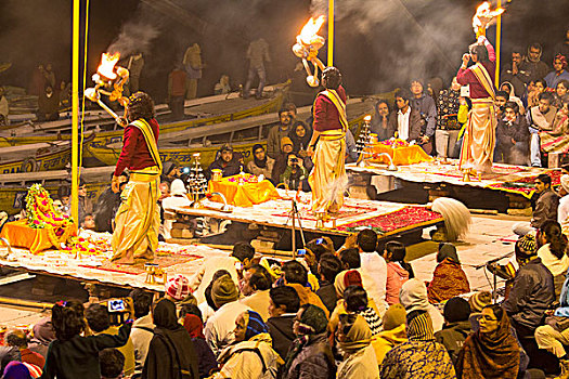 印度,北方邦,瓦拉纳西,晚间,宗教仪式,恒河,牧师,传统,长袍,表演,服务,枝状大烛台,火,刷,使用,只有