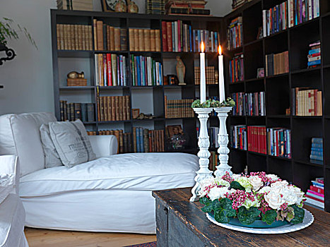 花环,花,燃烛,白色,烛台,箱子,沙发,书架,背景