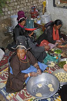 拉达克地区,女人,传统服装,烹调,北印度,喜马拉雅山,亚洲