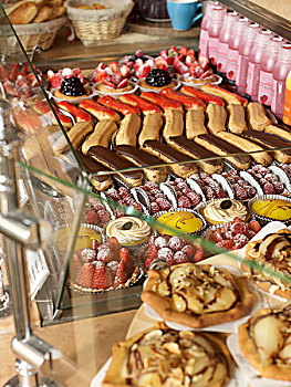 什锦,甜点心,烘焙食品,排列成行,在玻璃,面包展示柜