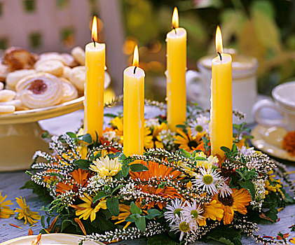 桌面花环,秋花,蜡烛