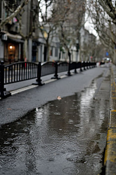 雨中马路
