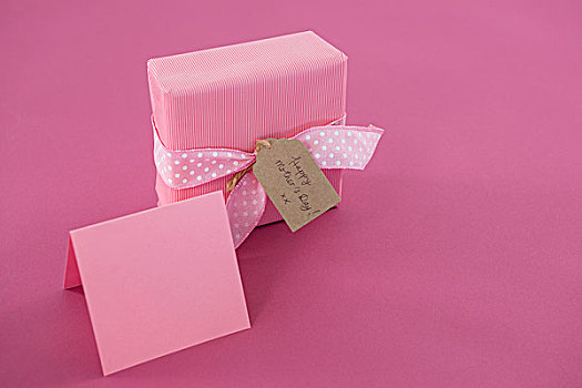 礼盒,高兴,白天,标签,留白,卡,粉色背景,特写