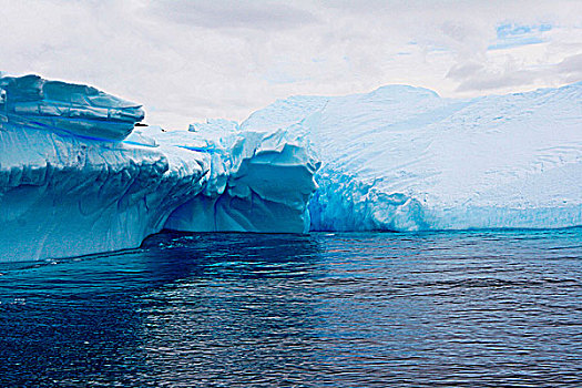 南极蓝色冰山风光