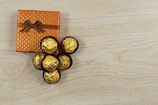 礼盒,巧克力,木桌子