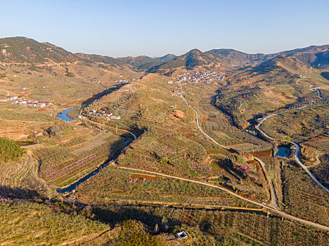 航拍沂蒙山区的乡村和盘山路