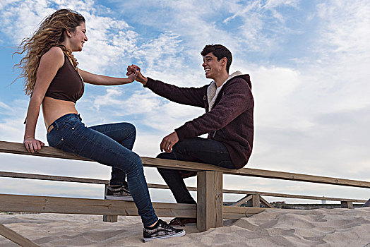 男青年,女人,坐,交谈,握手,木篱,海滩,塔里,安达卢西亚,西班牙