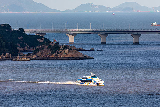 中国珠海伶仃洋上的港珠澳跨海大桥