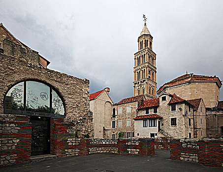 克罗地亚斯普利特戴克里先宫殿,世界文化遗产,佩利斯蒂广场东侧的大教堂