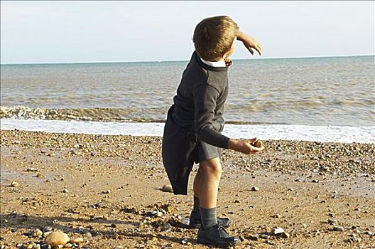 男孩,投掷,石头,海滩