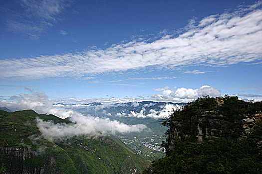 巫溪云台山云雾缭绕下的群山