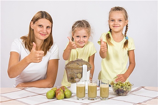 母亲,两个,女儿,展示,竖大拇指,准备,鲜榨,果汁