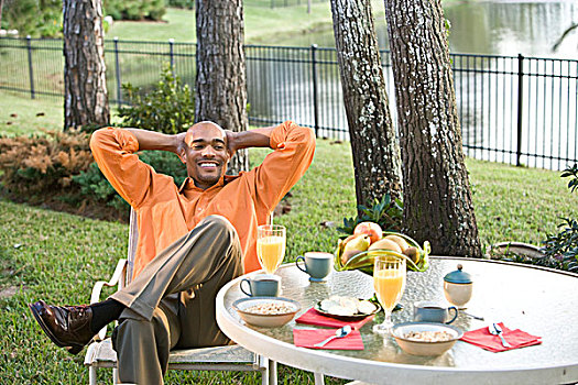 肖像,美国黑人,坐,早餐桌,花园