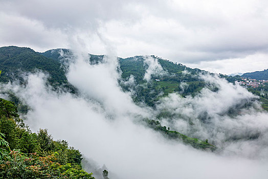 云南省红河州红河县阿扎河乡切龙中寨村远眺哀牢山山脉的云雾