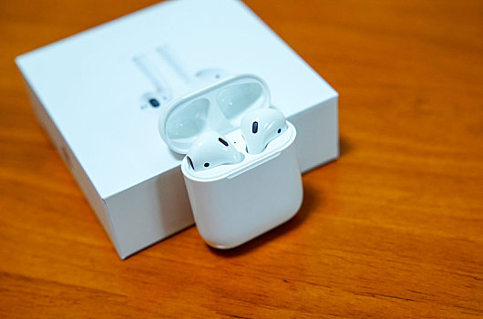 苹果无线蓝牙耳机airpods,二代,及充电盒