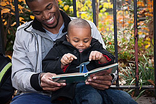 男性,幼儿,父亲,读,故事书,公园
