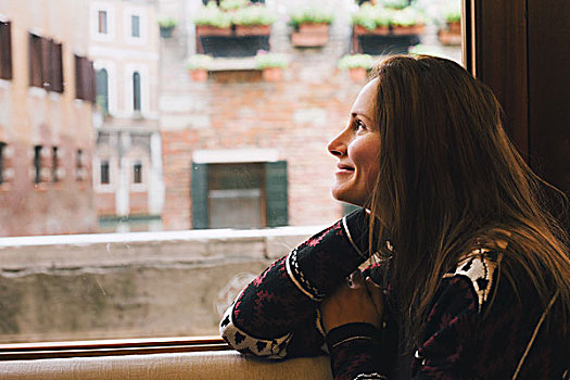 女人,向窗外看,威尼斯,意大利