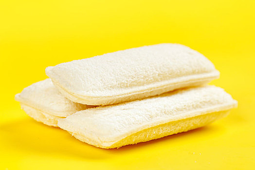 黄底上的乳酸菌面包
