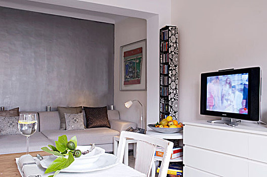 白色,客厅,沙发,凹室,灰色,墙壁,餐桌,电视,前景