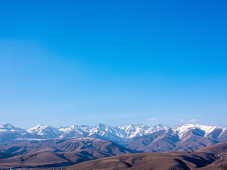 新疆春天的雪山