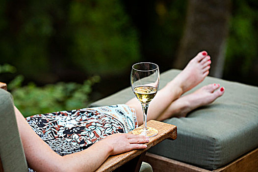 女人,放松,休闲椅,葡萄酒杯