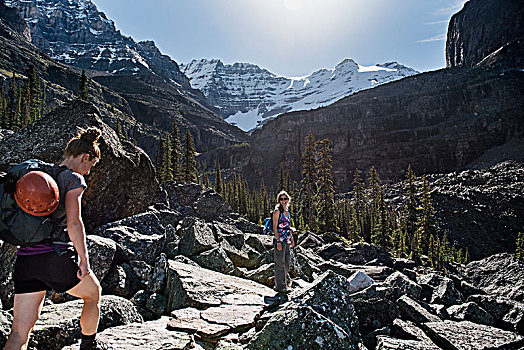 女人,远足,壮观,崎岖,山景,公园,不列颠哥伦比亚省,加拿大
