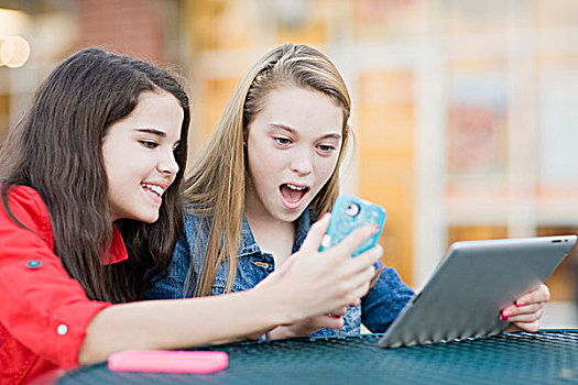 女童,看,手机,平板电脑,户外