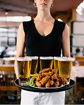 女侍者,啤酒,鸡翅,托盘