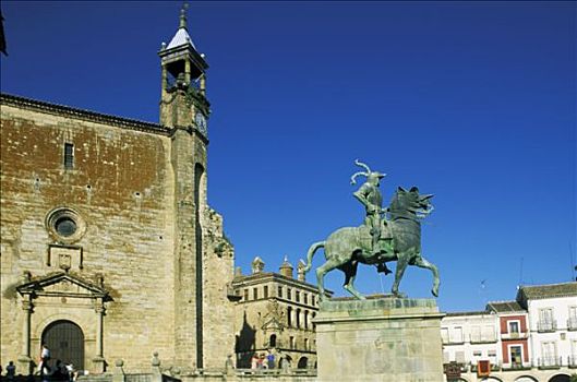 西班牙,特鲁希略,马约尔广场,骑马,雕塑,圣马丁,教堂,蓝天