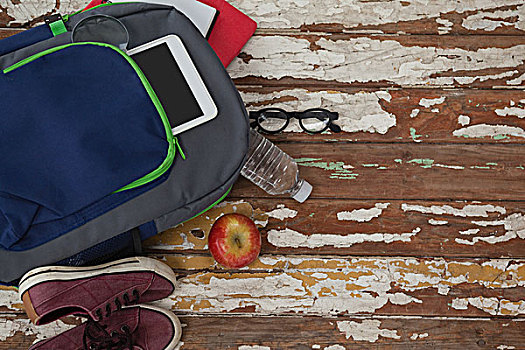 水瓶,苹果,数码,鞋,眼镜,木质背景