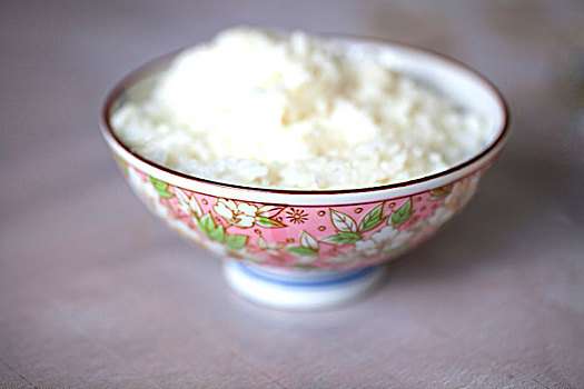 用精美的小碗盛的一碗白色的米饭