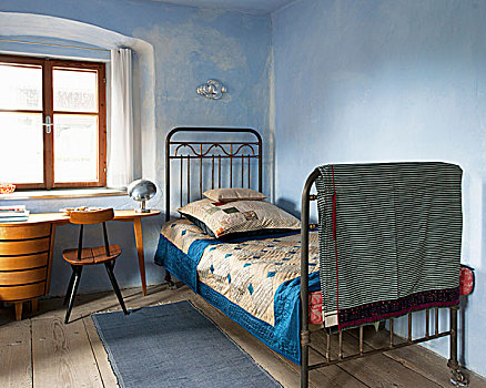 客房,老,木地板,蓝色,墙,拼合,毯子,金属,床,复古,书桌,木椅