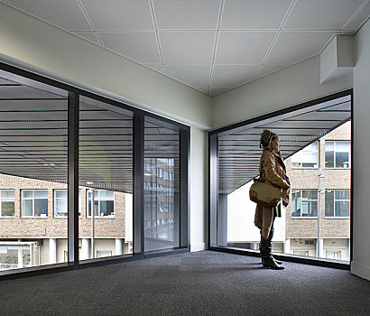 入口,白金汉郡,新,大学,英国,2009年,内景,展示,女人,教室,全身,玻璃窗