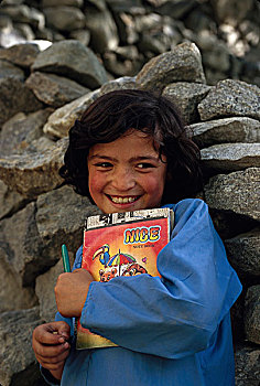 女孩,站立,拿着,课本,户外,喜庆,学校,跑,教育,服务,乡村,北方地区,巴基斯坦,七月,2005年